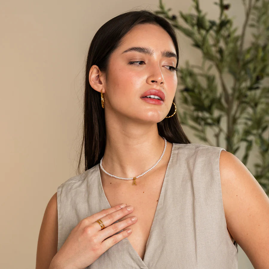 Colar Pérola com Pingente Inicial Banhado em Ouro 18k