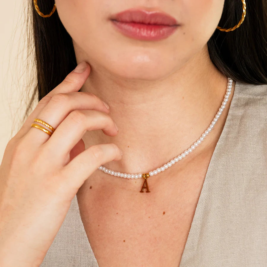 Colar Pérola com Pingente Inicial Banhado em Ouro 18k