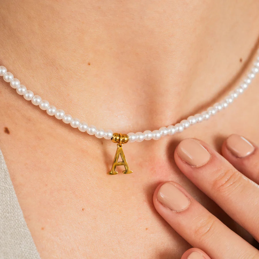 Colar Pérola com Pingente Inicial Banhado em Ouro 18k