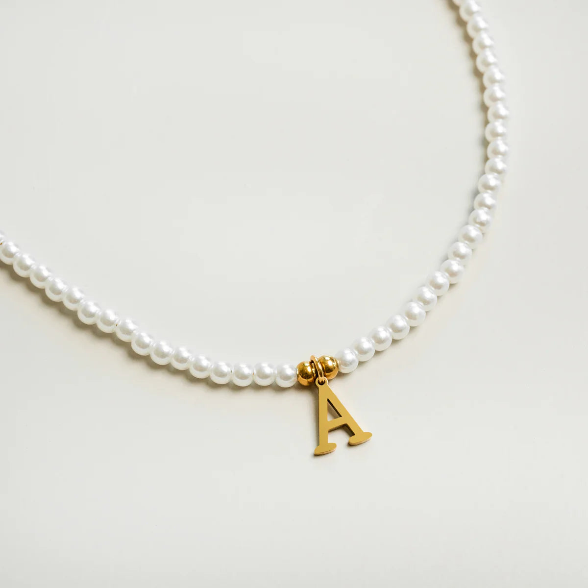 Colar Pérola com Pingente Inicial Banhado em Ouro 18k